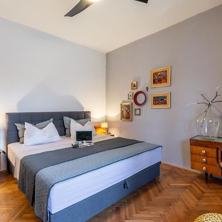 Apartment Lota With Heated Pool On Top Location Supetar Kültér fotó