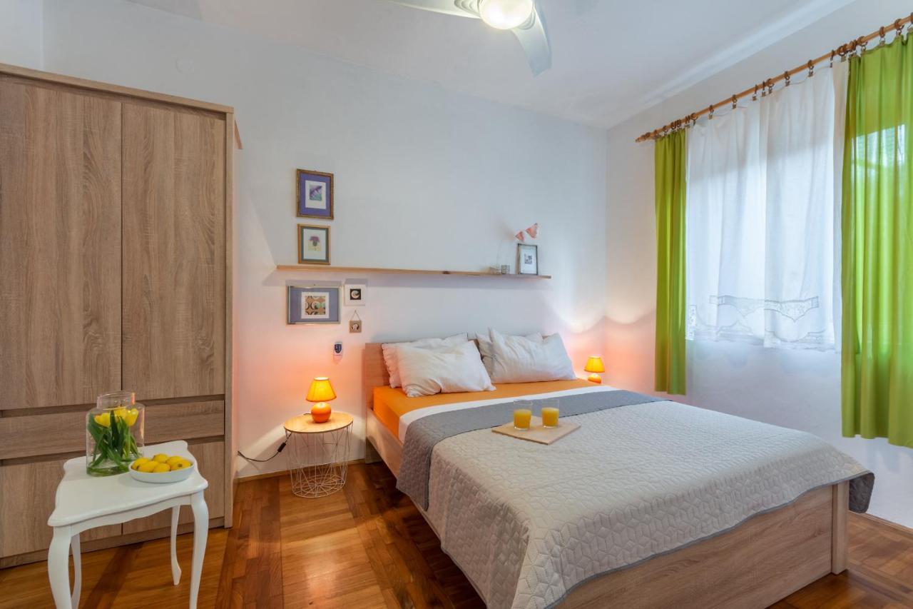 Apartment Lota With Heated Pool On Top Location Supetar Kültér fotó