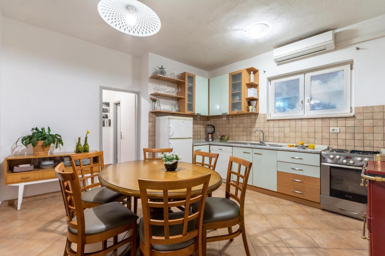 Apartment Lota With Heated Pool On Top Location Supetar Kültér fotó