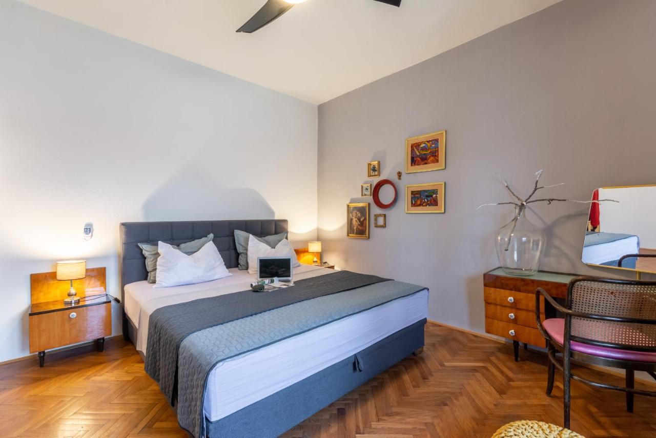 Apartment Lota With Heated Pool On Top Location Supetar Kültér fotó