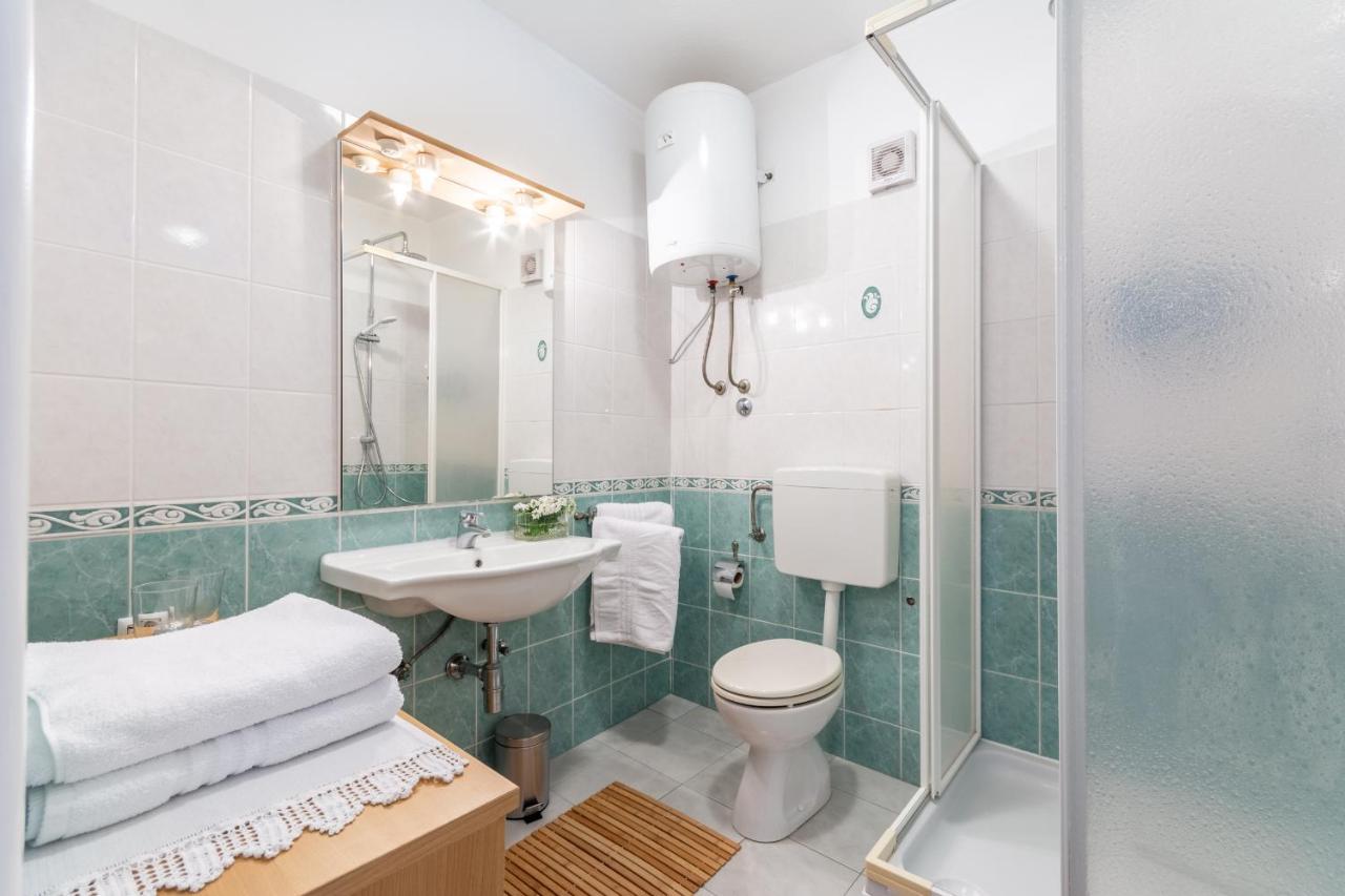 Apartment Lota With Heated Pool On Top Location Supetar Kültér fotó