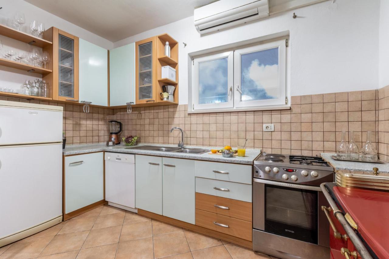 Apartment Lota With Heated Pool On Top Location Supetar Kültér fotó